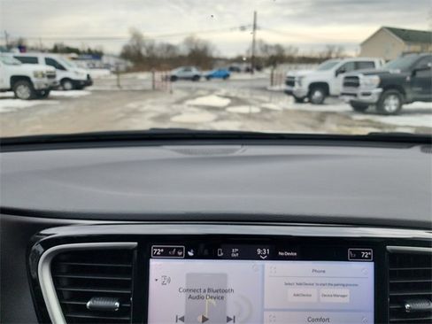 Used 2024 Chrysler Pacifica Touring-L image 28