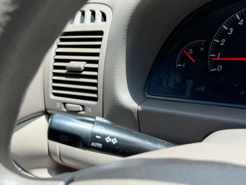 Used 2005 Toyota Camry LE FWD image 35