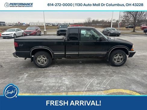 Used 2000 Chevrolet S10 Pickup LS w/ Preferred Equipment Group image 3