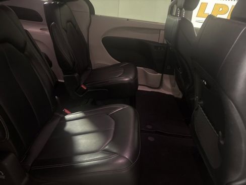 Used 2024 Chrysler Pacifica Touring-L image 23