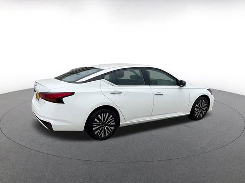 Used 2025 Nissan Altima 2.5 SV FWD image 14