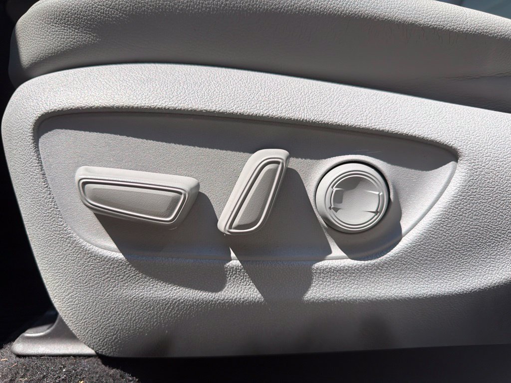 Used 2021 Toyota Highlander XLE AWD/4WD image 25
