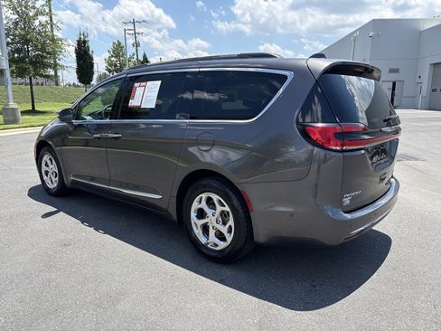 Used 2022 Chrysler Pacifica Limited FWD image 7