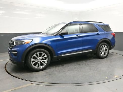 Used 2021 Ford Explorer XLT w/ Equipment Group 202A image 3