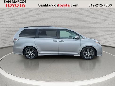 Used 2017 Toyota Sienna SE w/ SE Preferred Package image 4