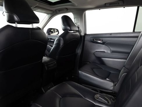 Used 2022 Toyota Highlander XLE FWD image 19
