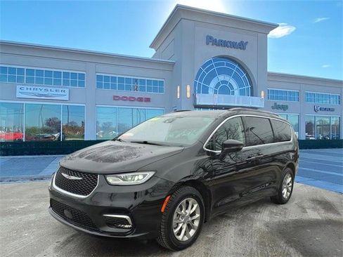 Used 2022 Chrysler Pacifica Touring-L image 1