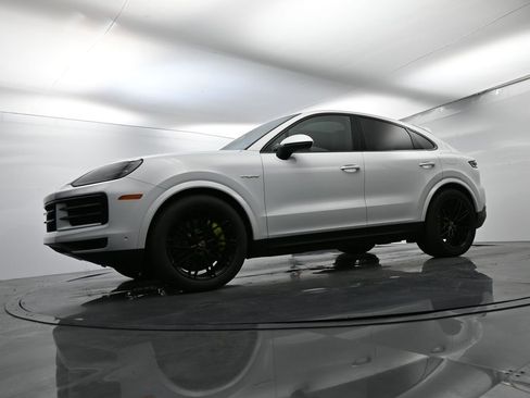 Certified 2025 Porsche Cayenne E-Hybrid Coupe w/ Premium Package Plus image 46
