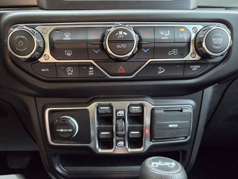 Used 2019 Jeep Wrangler Unlimited Sahara AWD/4WD image 21