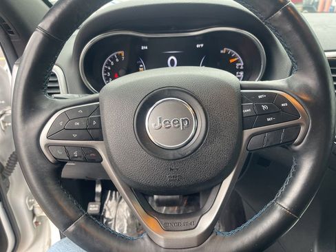 Used 2018 Jeep Grand Cherokee Laredo image 12