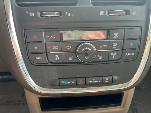 Used 2015 Chrysler Town & Country Touring-L w/ Driver Convenience Group FWD image 21