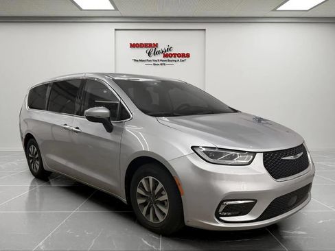 Used 2023 Chrysler Pacifica Touring-L FWD image 1