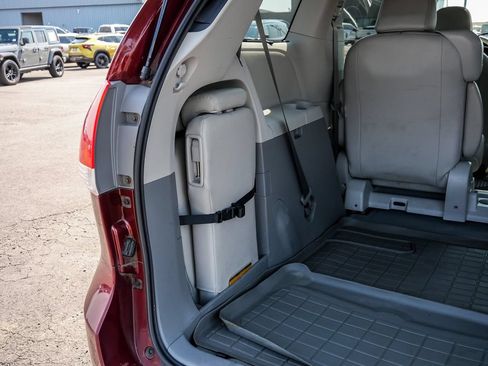 Used 2012 Toyota Sienna XLE FWD image 12