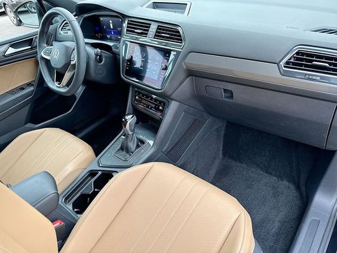Used 2022 Volkswagen Tiguan SE image 39