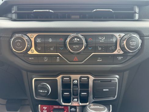 Used 2024 Jeep Gladiator Rubicon w/ Convenience Group image 29