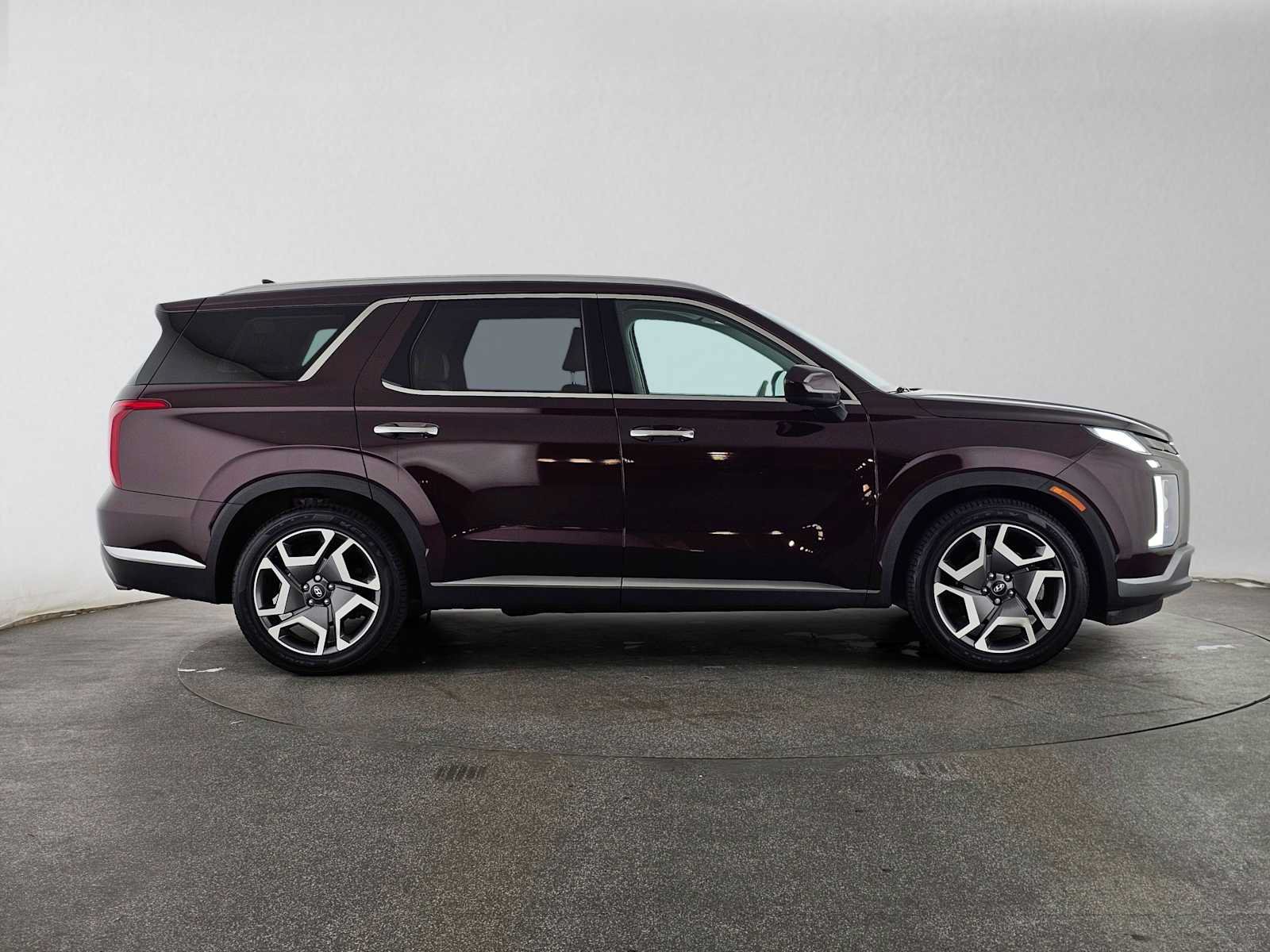 Used 2023 Hyundai Palisade Limited AWD/4WD image 2