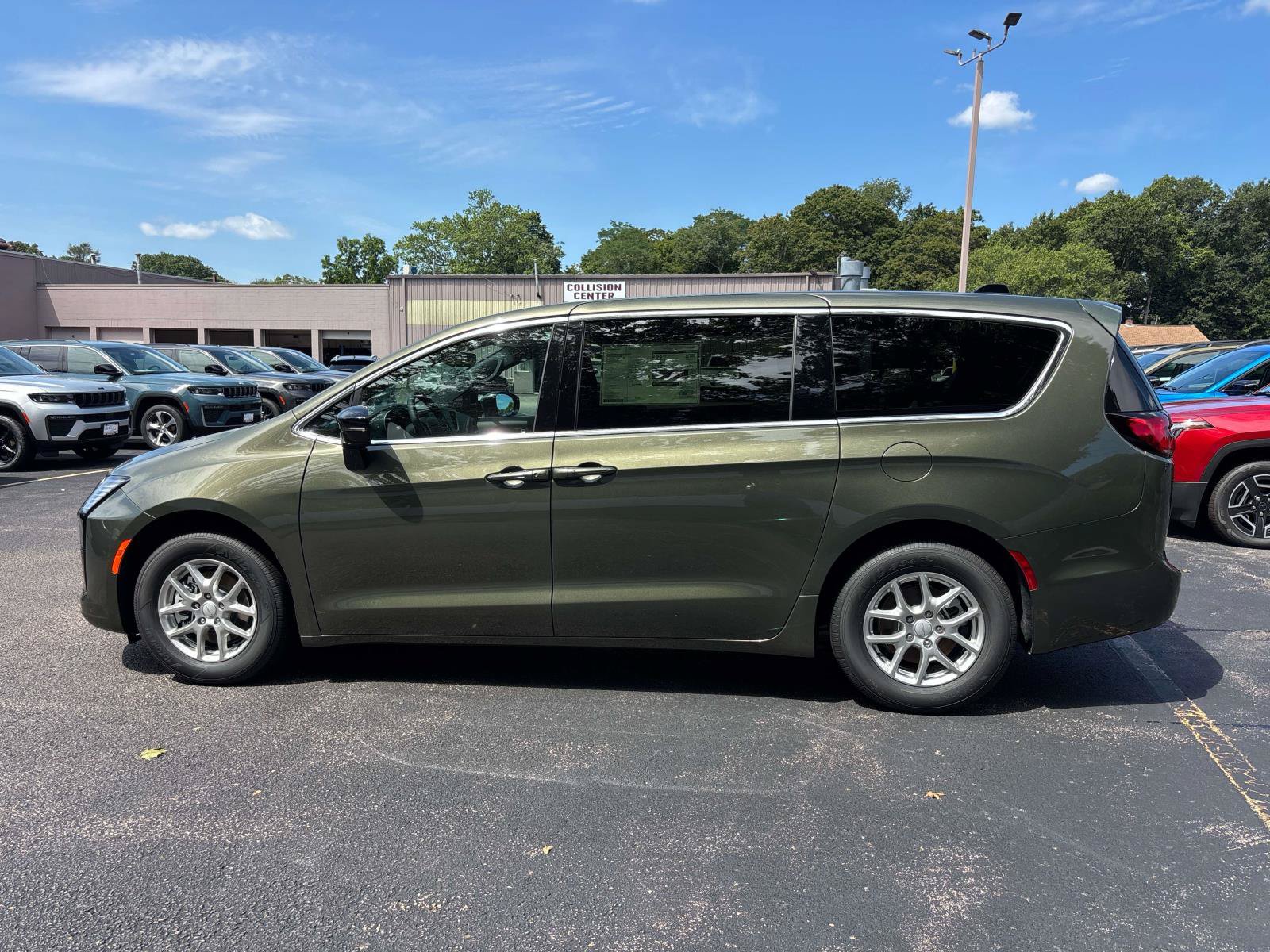 New 2027 Chrysler Pacifica Select FWD image 3