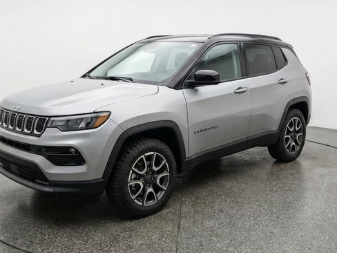 Used 2025 Jeep Compass Trailhawk AWD/4WD image 3