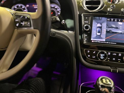 Used 2018 Bentley Bentayga image 24