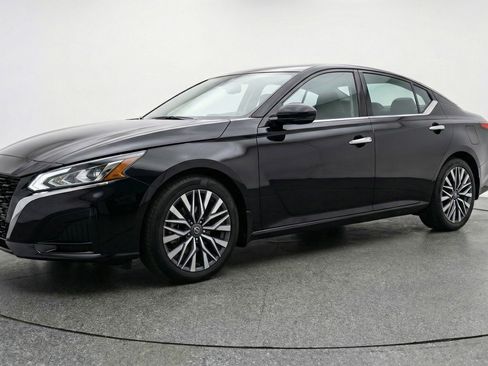 Used 2025 Nissan Altima 2.5 SV image 3