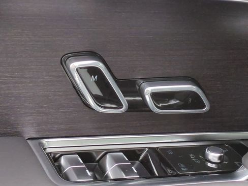 New 2025 Land Rover Range Rover Long Wheelbase SE image 16