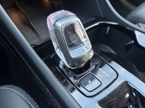 Used 2025 Volvo XC40 B5 Plus image 32