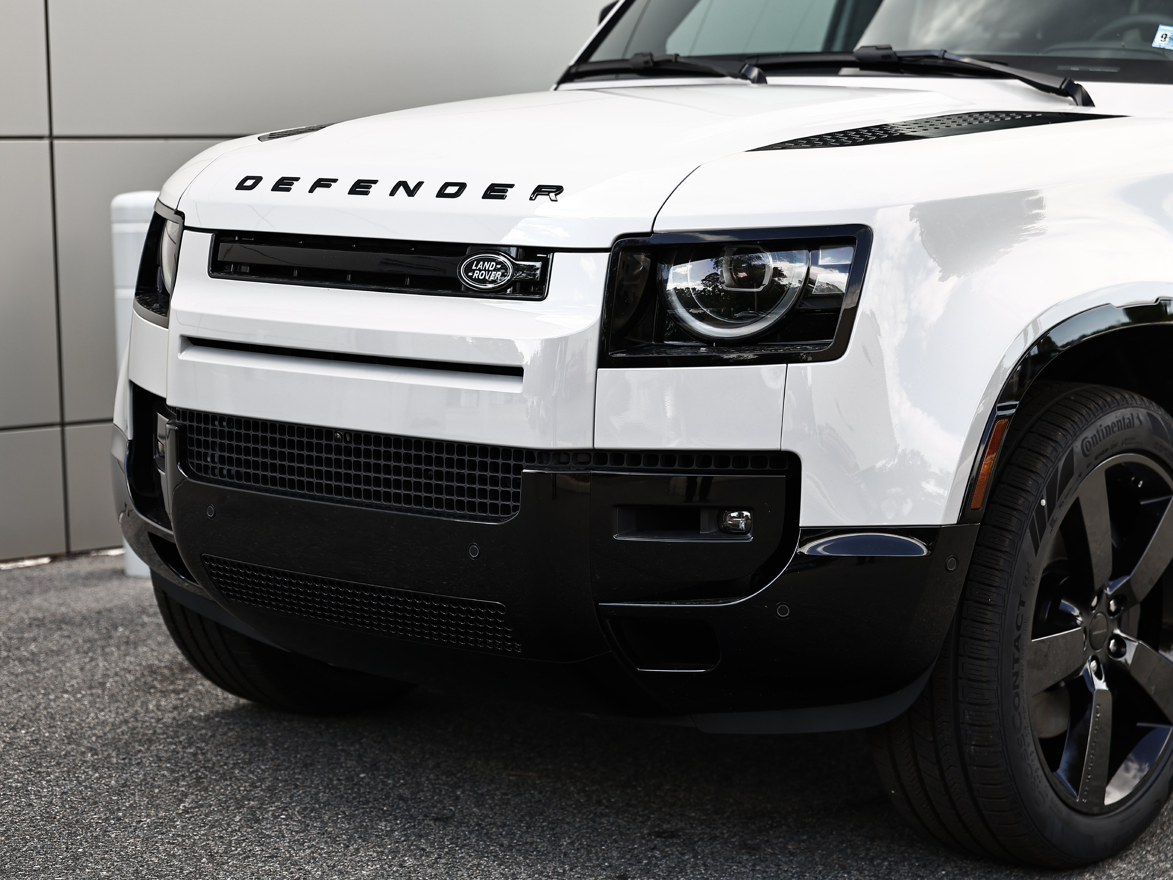New 2026 Land Rover Defender 110 X-Dynamic SE AWD/4WD image 2