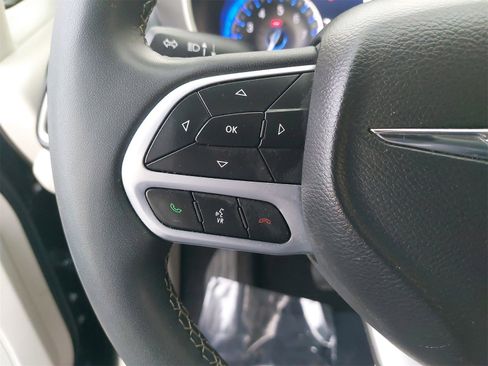 Used 2022 Chrysler Pacifica Touring-L image 20