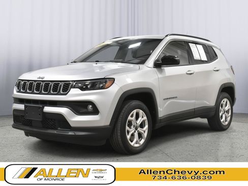 Used 2025 Jeep Compass Latitude AWD/4WD image 1
