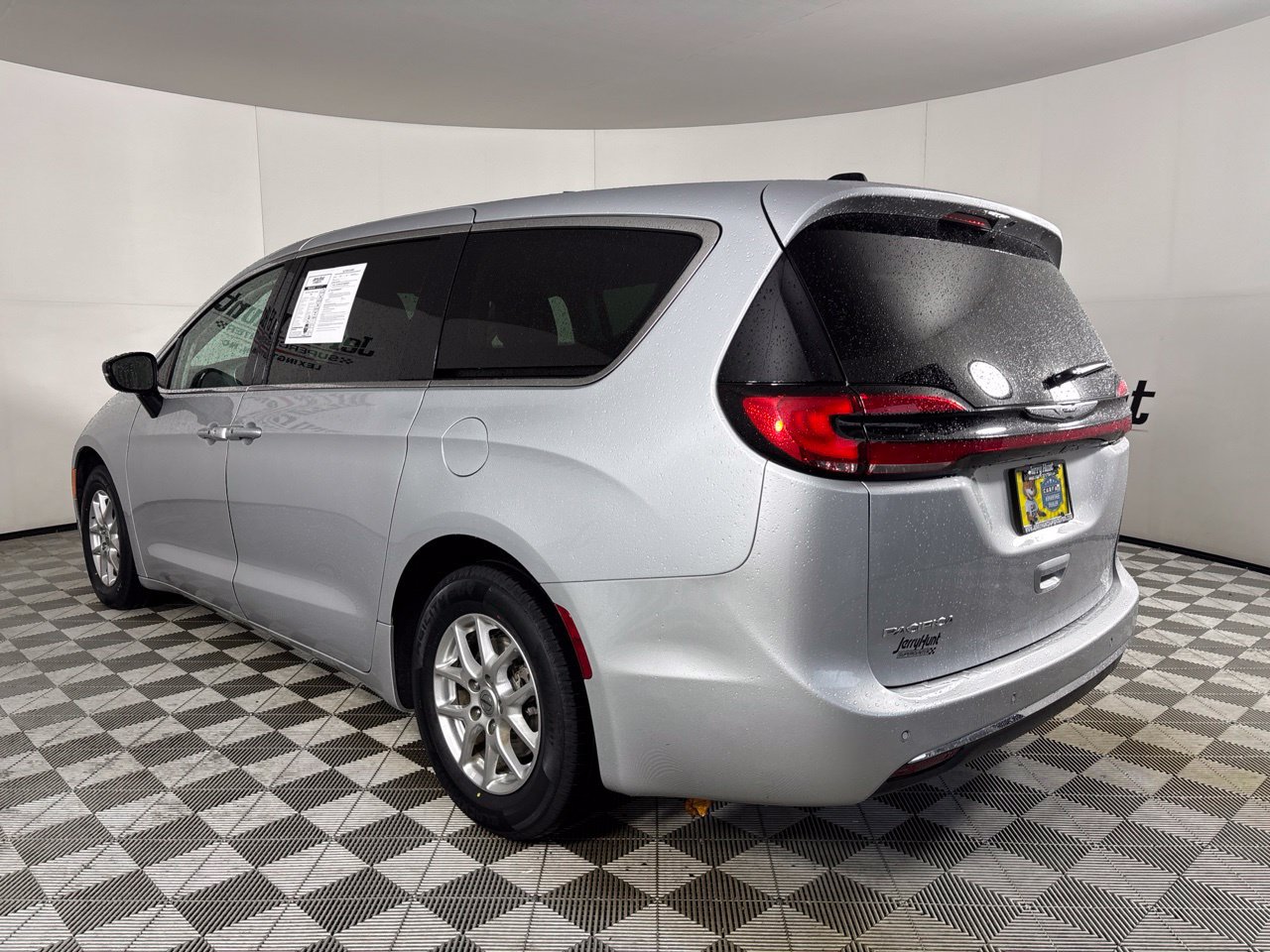 Used 2024 Chrysler Pacifica Touring-L FWD image 6