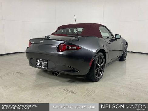 Used 2018 MAZDA MX-5 Miata Club RWD image 6