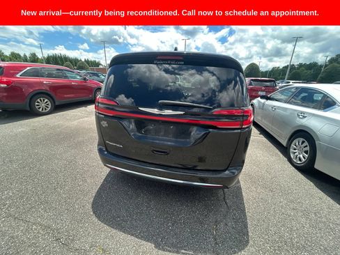 Used 2022 Chrysler Pacifica Touring-L FWD image 7