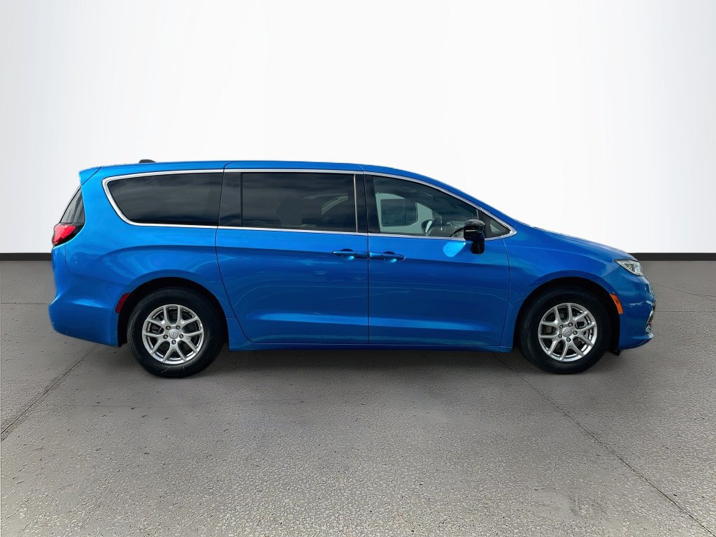 Used 2026 Chrysler Pacifica Select FWD image 8