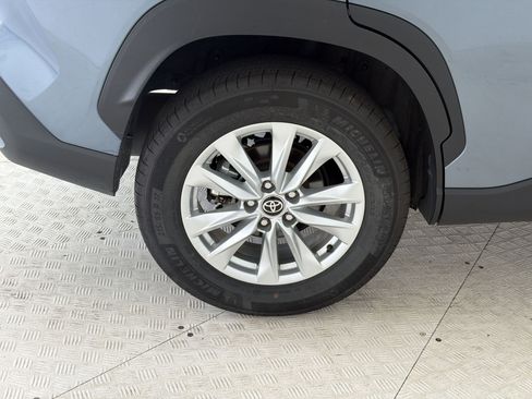 Used 2025 Toyota Corolla Cross LE FWD image 12