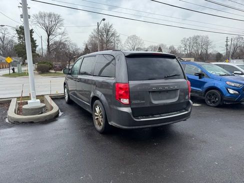 Used 2019 Dodge Grand Caravan SXT image 4