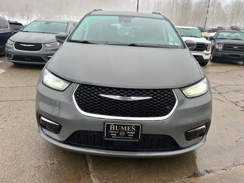 Certified 2022 Chrysler Pacifica Touring-L image 3