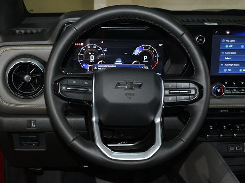 Used 2025 Chevrolet Colorado ZR2 w/ Technology Package AWD/4WD image 23