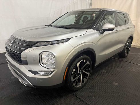 Used 2023 Mitsubishi Outlander SE image 1