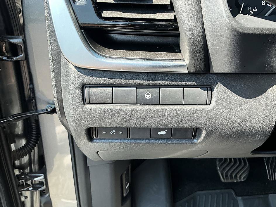 Certified 2021 Nissan Rogue SV w/ Premium Package FWD image 13