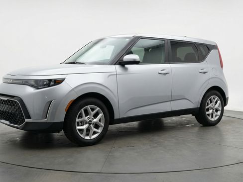 Used 2025 Kia Soul LX w/ LX Technology Package image 3