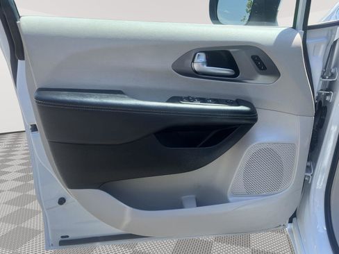 Used 2023 Chrysler Pacifica Touring-L FWD image 17