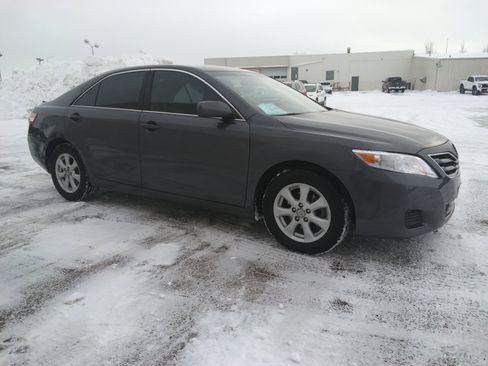 Used 2011 Toyota Camry image 4