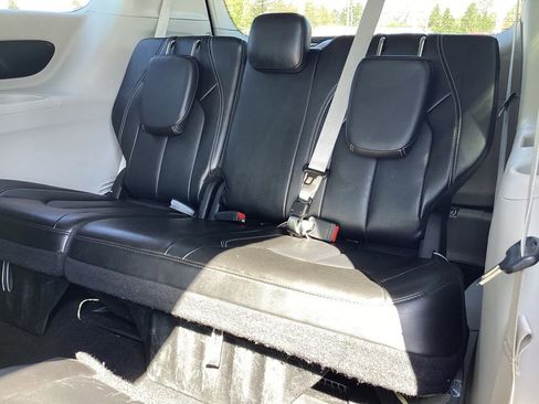 Used 2024 Chrysler Pacifica Touring-L FWD image 21