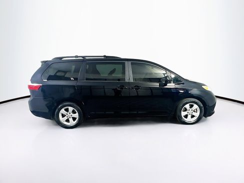 Used 2017 Toyota Sienna LE image 10