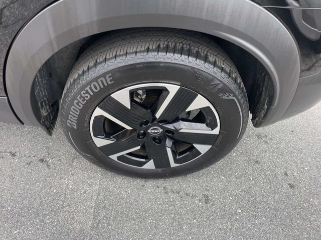 Used 2025 Nissan Kicks SV AWD/4WD image 15