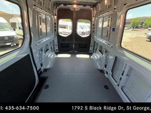 Used 2025 Mercedes-Benz Sprinter 2500 image 23