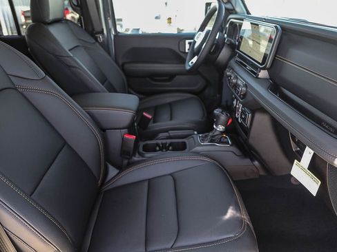 New 2026 Jeep Wrangler Unlimited Sahara AWD/4WD image 17
