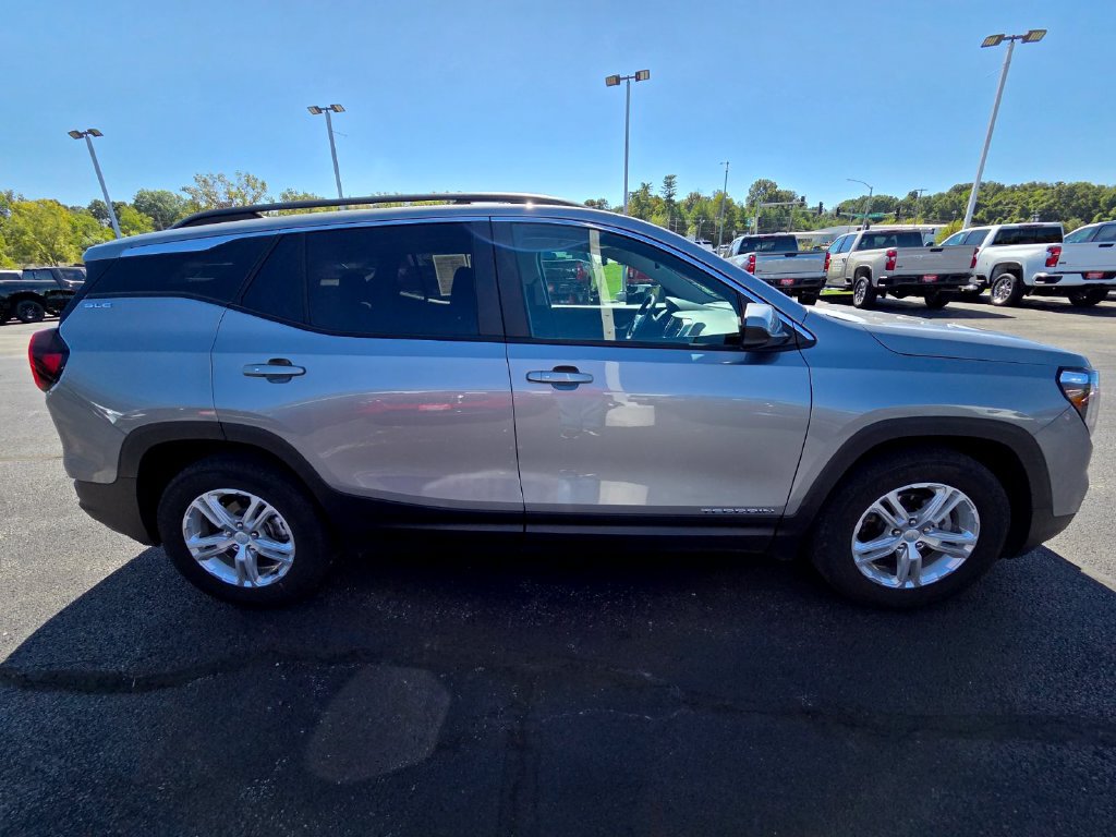Used 2023 GMC Terrain SLE w/ Driver Convenience Package FWD image 9