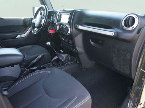 Used 2016 Jeep Wrangler Unlimited Rubicon w/ Max Tow Package AWD/4WD image 17