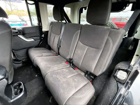 Used 2016 Jeep Wrangler Unlimited Sahara w/ Connectivity Group image 21